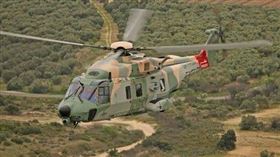 美以聯軍和伊朗的戰爭第23天，同為伊朗報復空襲目標的卡達，傳出軍用直升機墜毀，機上乘客7人確認6人死亡，尚有1人下落不明。當局尚未將此事件與戰爭相聯繫。（圖／翻攝自X平台 @A_M_R_M1）