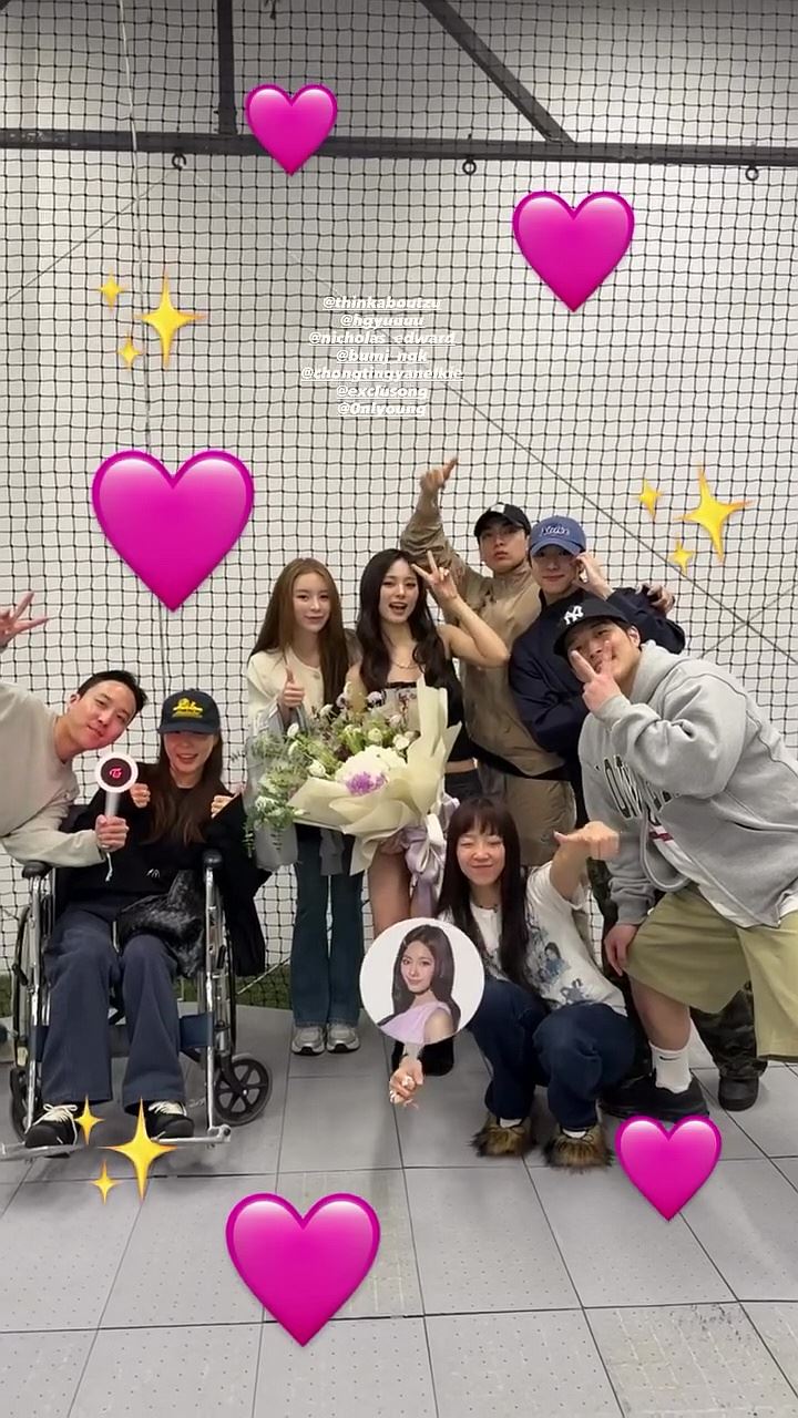 子瑜親友團後台現身，Elkie莊錠欣在旁，金範中也追來台北。（圖／翻攝自IG @choharoro）