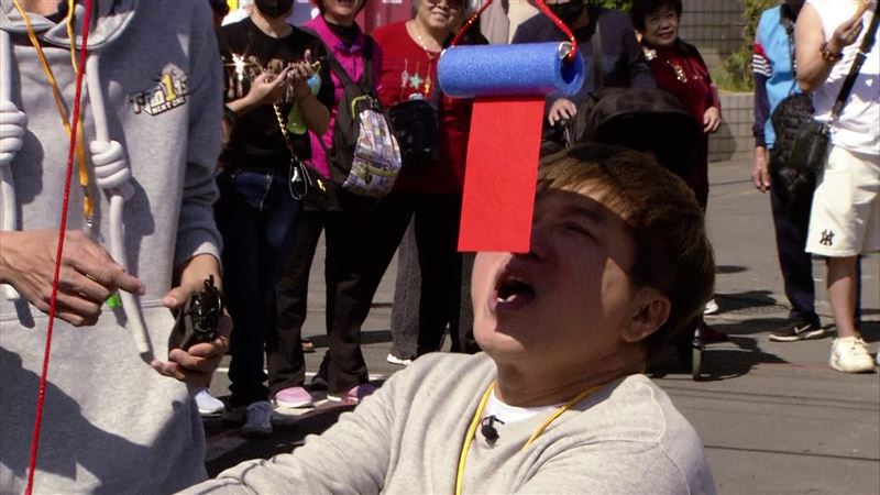 胡瓜挑戰「抬腳咬紅包」遊戲慘卡關。（圖／民視提供）