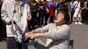 《綜藝大集合》胡瓜挑戰「抬腳咬紅包」遊戲慘卡關，董至成神救援。（圖／民視提供）