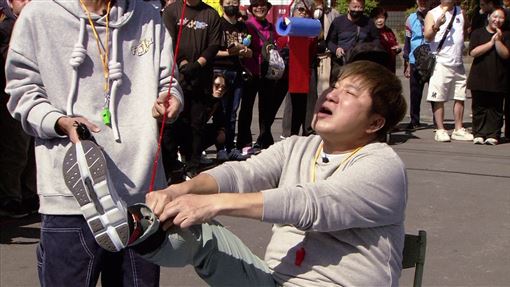 胡瓜「抬腳咬紅包」卡關　董哥驚人神救援