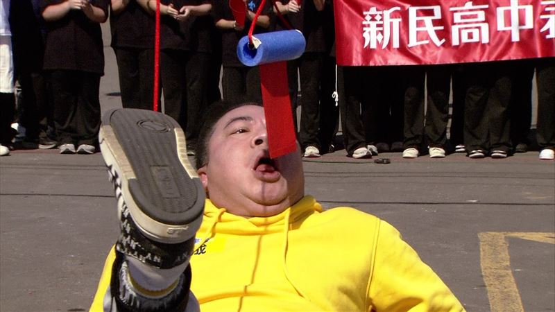 董至成一口氣輕鬆完成挑戰，咬中紅包。（圖／民視提供）