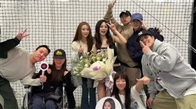 子瑜親友團後台現身，Elkie莊錠欣在旁，金範中也追來台北。（圖／翻攝自IG @choharoro）