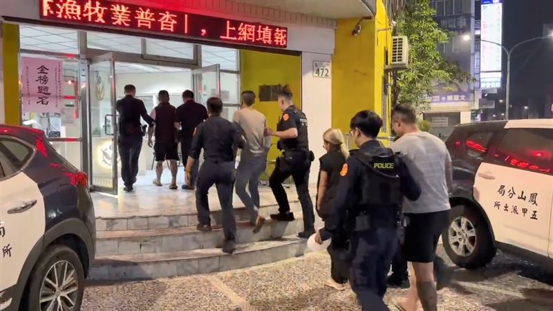 衝突的2方都被警方帶回偵辦,並在酒醒後互告傷害、妨害自由、恐嚇,警方均依法究辦。(圖/翻攝畫面)