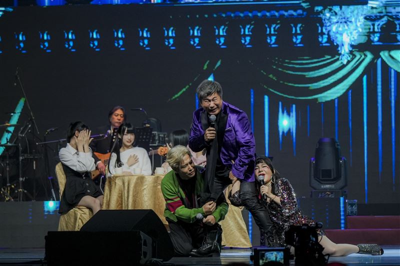 王彩樺與主持群互動笑料百出。(圖/萬星傳播提供)