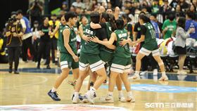 HBL女生組冠軍戰，陽明高中蘇衡上籃得分，和隊友擁抱慶祝。（圖／記者劉彥池攝影）