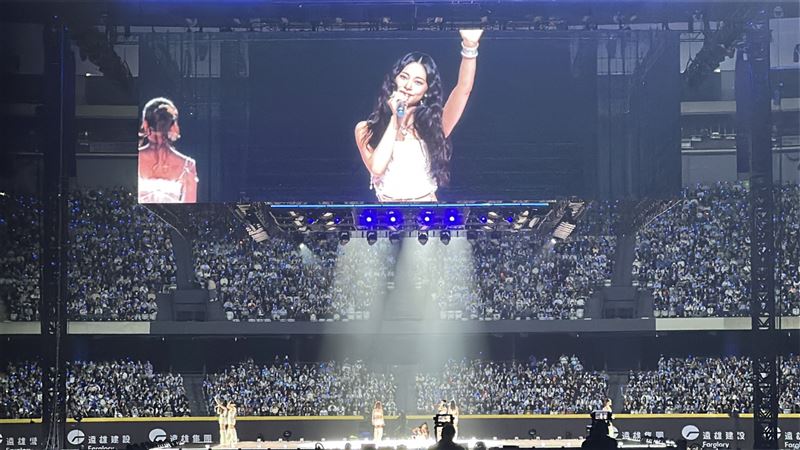 TWICE台北大巨蛋演唱會末場登場。(圖/讀者提供)