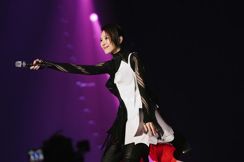 戴佩妮全新造型出現敗筆，還自嘲胸前「太空」。（圖／寬宏藝術提供）