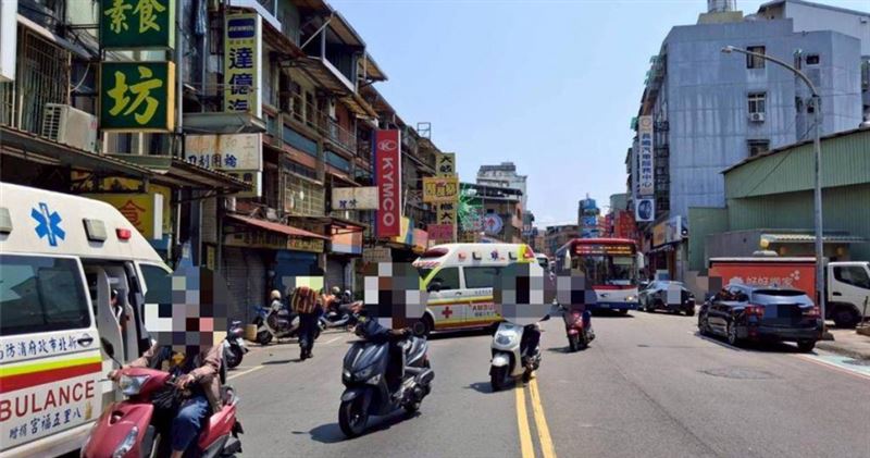 三重左轉小貨車猛撞機車5歲童骨折送醫。（圖／翻攝照片）