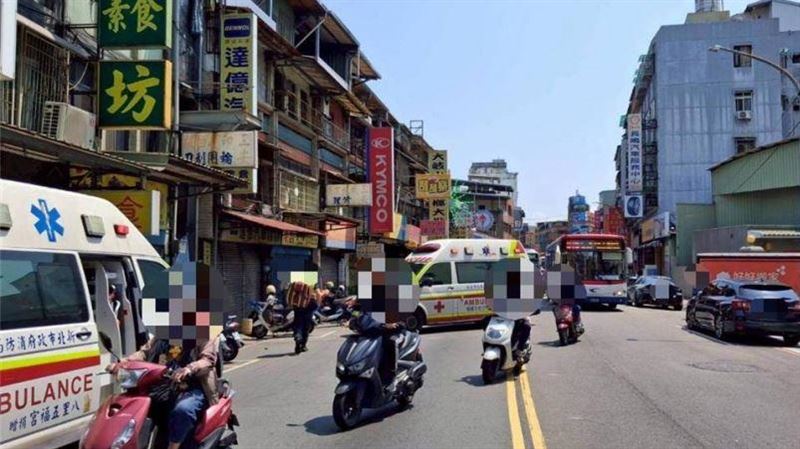 驚險一瞬!三重左轉釀禍 一家四口全倒地