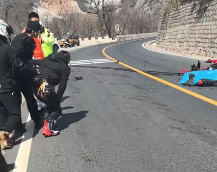 「黃油膩」跑山過盲彎，為了閃避來車自撞護欄，頸椎重創不治。（圖／翻攝自微博）