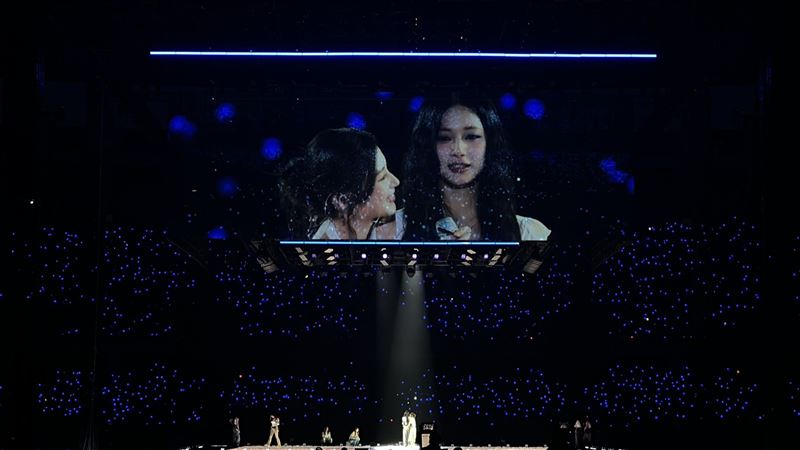 SANA上前抱抱子瑜。（圖／讀者提供）