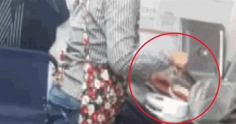 前員工檢舉該店疑似將客人食用後剩餘的菜餚回收，並「重新上桌」。（圖／翻攝自韓網）