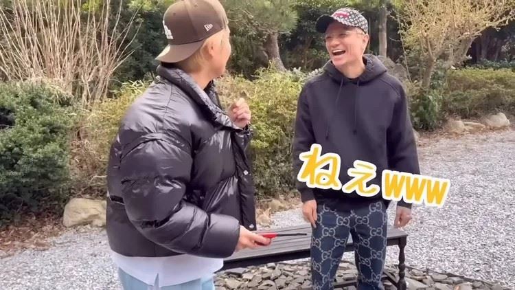 田中聖（右）出獄後和家人一起旅行，染金髮削瘦模樣曝光。(圖／翻攝HyogaTanaka YT)