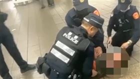 捷運台北車站有醉酒男子大吼、與站長爭執，捷運警察隊派員壓制。（圖／翻攝畫面）