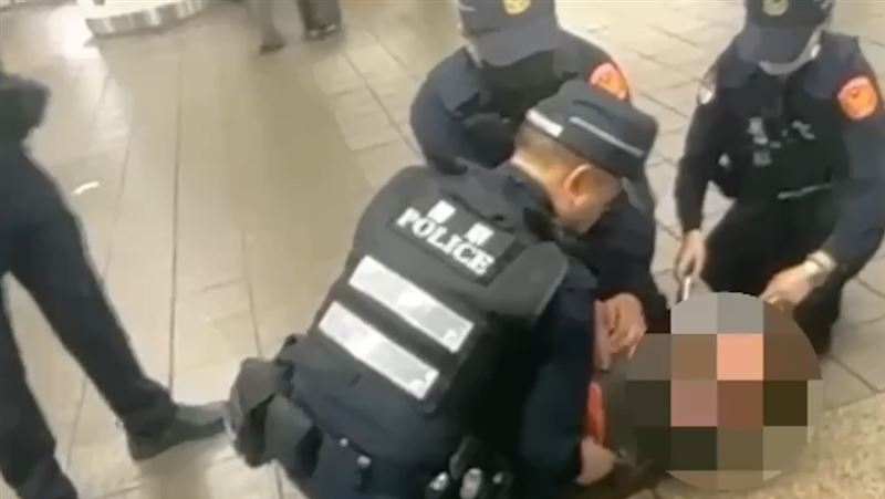 台北車站「酒醉男鬧事」 遭警壓制畫面曝