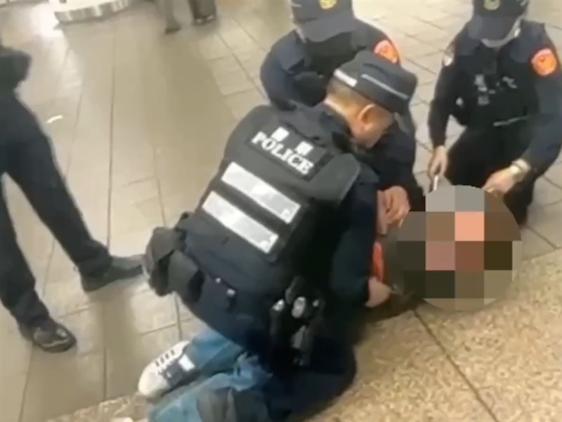 捷運台北車站有醉酒男子大吼、與站長爭執，捷運警察隊派員壓制。（圖／翻攝畫面）