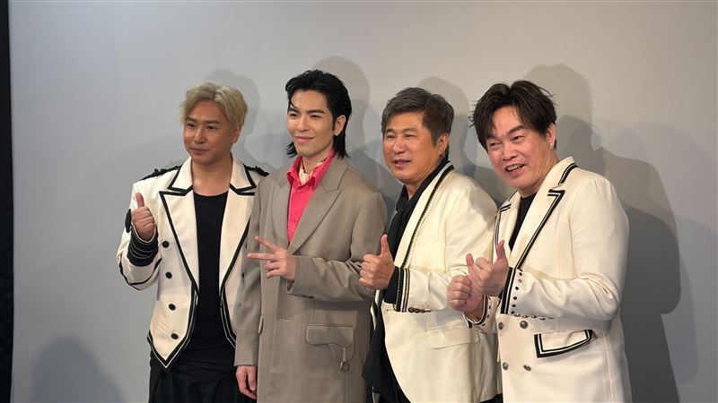 歐弟(左起)蕭敬騰、胡瓜、康康現身「鑽石舞台之夜」後台受訪。(圖/記者徐珮華攝影)