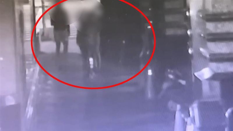 監視器清楚拍下3人行徑。(圖/翻攝畫面)