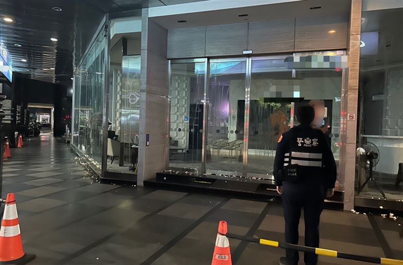 被蛋洗的保險公司大門一片狼藉(圖/翻攝畫面)