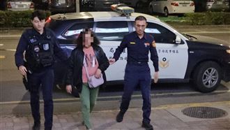 保險糾紛氣炸！三寶團半夜蛋洗大樓