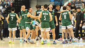 HBL男生組冠軍戰，松山高中領先南湖高中雙位數分差，球員在場上慶祝。（圖／記者劉彥池攝影）