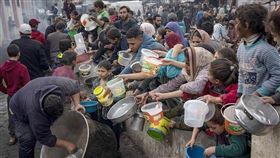 救援組織表示，隨著以色列的解封，越來越多物資得以進入加薩，過去巴勒斯坦人成群結隊，湧向救援卡車搶奪食物的慘劇，短期內不會再發生。（圖／翻攝自X平台 @OnlinePalEng）