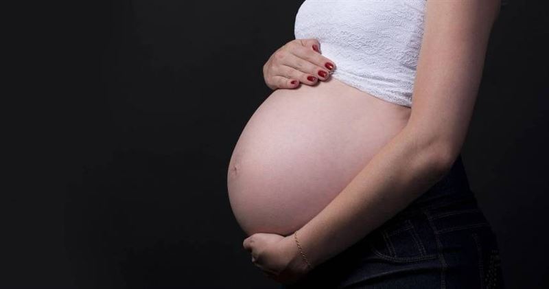 美國發生一起孕婦因申請居家工作遭拒，早產女嬰夭折的悲劇。（示意圖／Pixabay）