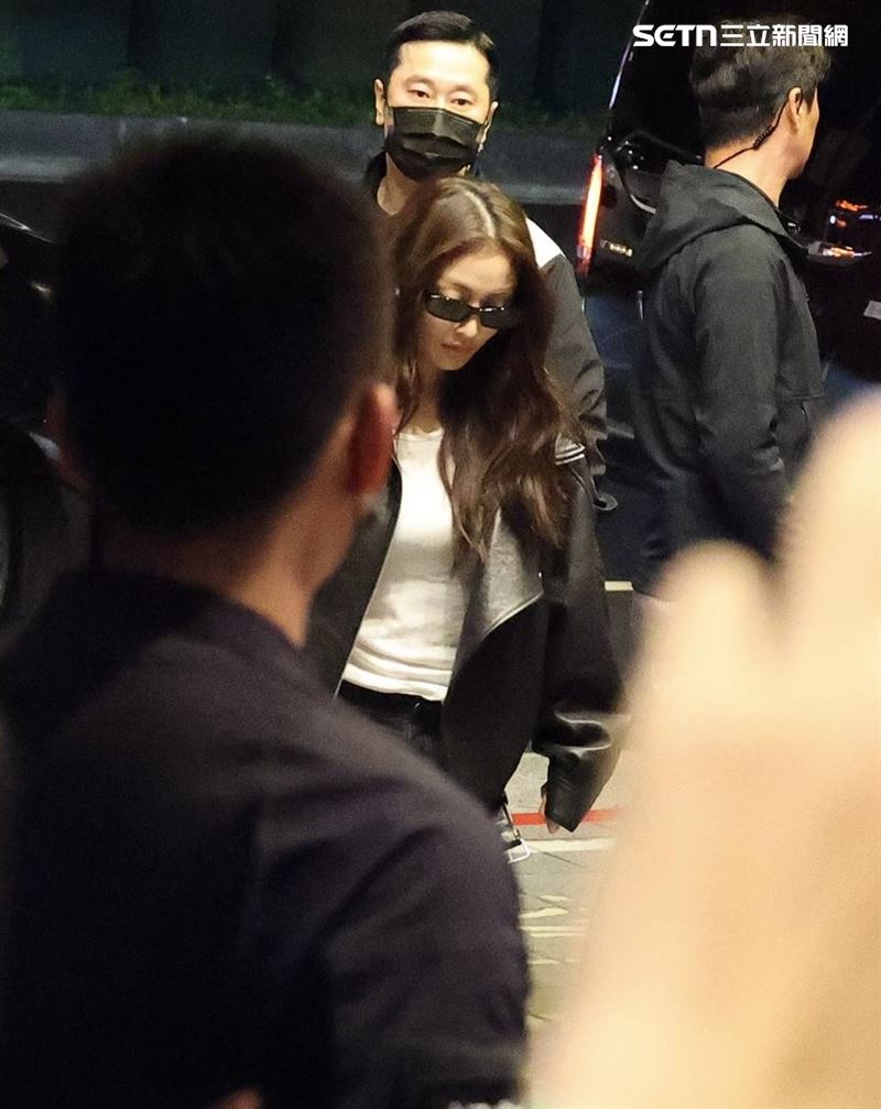 TWICE志效戴上墨鏡。（圖／記者鄭孟晃攝影）