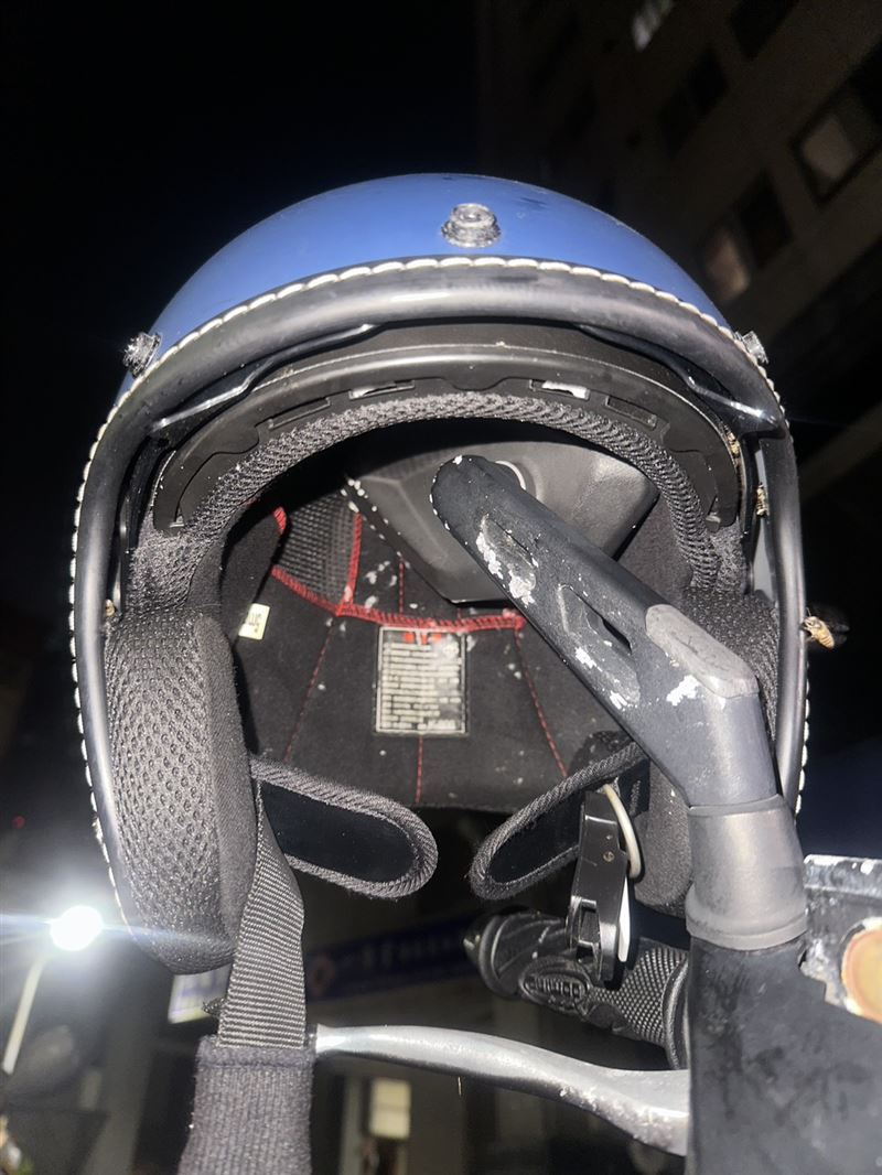 安全帽內的蜂巢雖然被捕蜂人全部收編,但女車主還是忍通將它丟了。(圖/民眾提供)