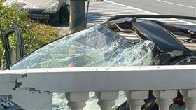 台東成功鎮石雨傘路段3月22日發生死亡車禍，79歲男子駕車失控撞擊路旁車輛並衝入民宅圍牆，送醫不治。（圖／翻攝畫面）