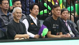 賴總統出席HBL男子組冠軍戰114學年度高中籃球甲級聯賽（HBL）男子組冠軍戰22日晚間在台北小巨蛋進行，總統賴清德（前左2）到場看球，運動部次長黃啟煌（前左1）、台灣職籃P.LEAGUE+台北富邦勇士當家球星「野獸」林志傑（前右2）與高中體總會長胡劍(峰)（前右1）等人陪同觀賽。中央社記者張新偉攝　115年3月22日