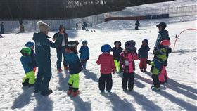 阿爾卑斯山是世界滑雪客的雪場冬季運動是瑞士觀光的重要收入，全世界的滑雪客飛往瑞士滑雪。為孩童開辦的滑雪課也是收入的重要來源，除德法義之外，還有英語滑雪課。中央社記者郭芳君瑞士攝  114年12月22日