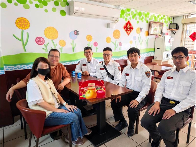 當時參與救援的警消前往患者府上慰問。（圖／翻攝《花蓮縣消防局》臉書）