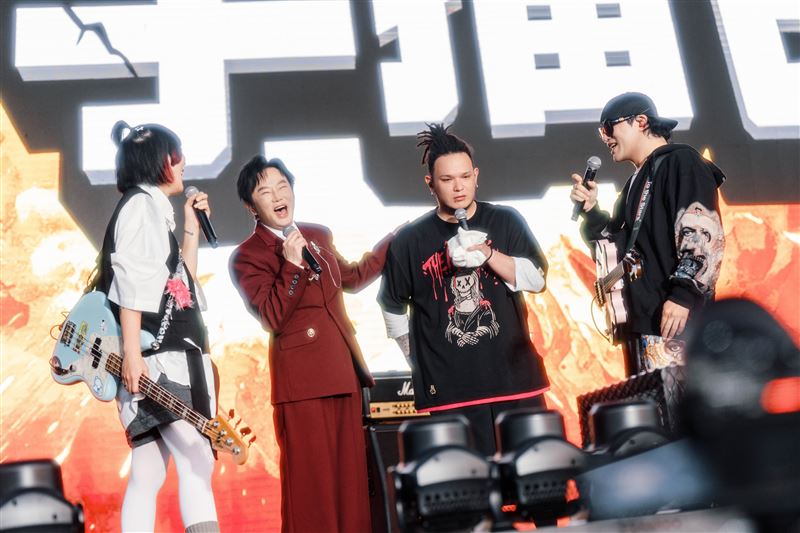 陽帆（左2）與怕胖團重現《分手擂台》場面。（圖／出日音樂提供）