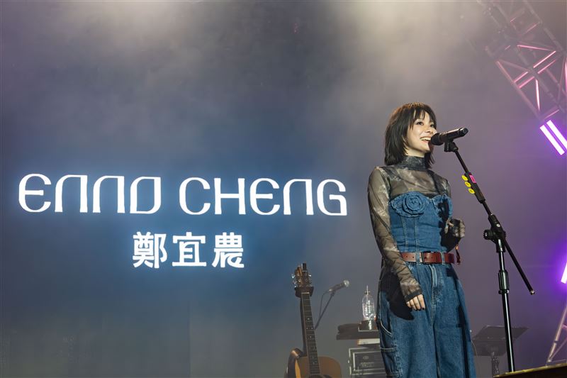 鄭宜農大港開唱首唱新歌〈有時候我會想要傷害我的朋友〉。（圖／出日音樂提供）