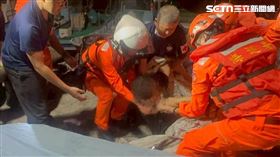 高雄,高雄市,民眾,海巡,警消,梓官區,蚵子寮漁港,舢舨停泊區,落水,溺斃。（圖／翻攝畫面）