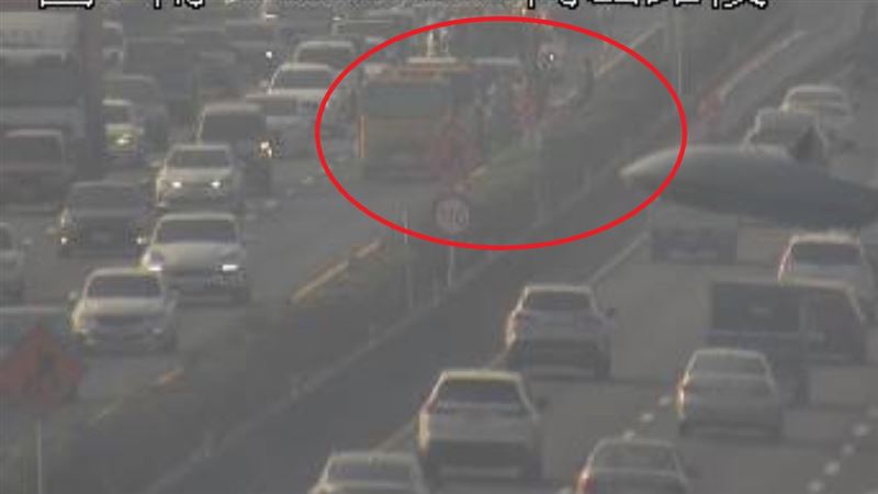 國道一號北向350.9公里處,高雄岡山路段,今天(23日)上午發生5車追撞事故。(圖/翻攝自1968APP)