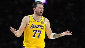 NBA官方撤銷湖人球星東契奇（Luka Dončić）在對陣魔術之戰所領到的技術犯規。（圖／美聯社／達志影像）