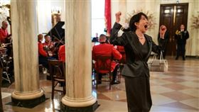 日本首相高市早苗在與川普總統晚餐前，唱歌與跳舞。（圖／翻攝自白宮網站）