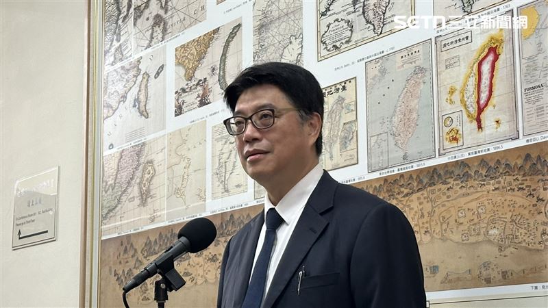 邱垂正受訪談李貞秀資格爭議。（圖／記者詹宜庭攝影）