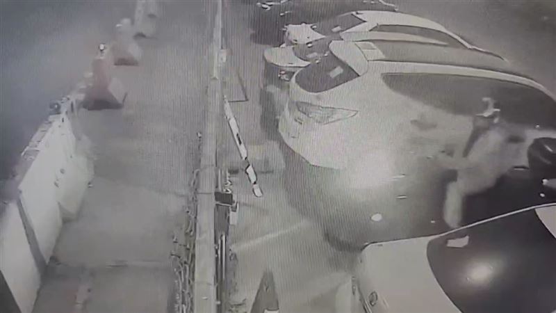 戴男潛入北投保管場，打開側門後把被扣的機車騎走逃逸。（圖／翻攝畫面）