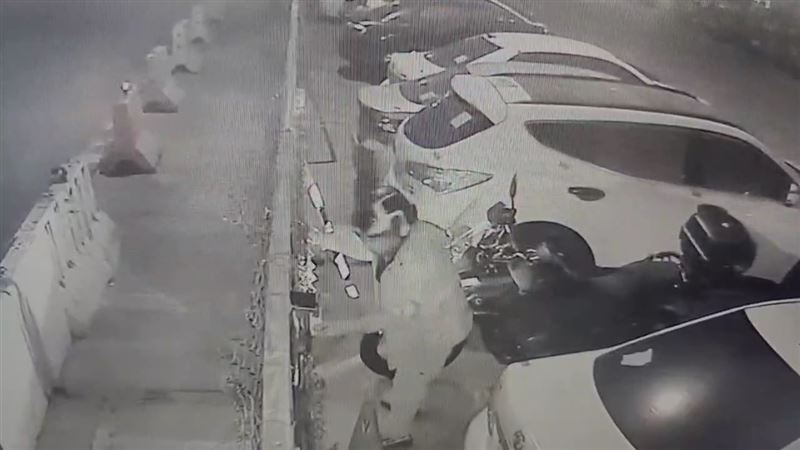 戴男潛入北投保管場，打開側門後把被扣的機車騎走逃逸。（圖／翻攝畫面）