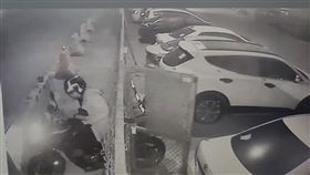 戴男潛入北投保管場，打開側門後把被扣的機車騎走逃逸。（圖／翻攝畫面）