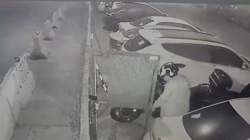 戴男潛入北投保管場，打開側門後把被扣的機車騎走逃逸。（圖／翻攝畫面）