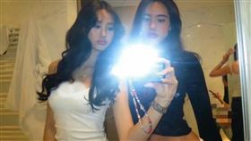 Cayla（左）釋出辣照，背景卻是Jaden姐姐上廁所畫面。（圖／翻攝自微博）