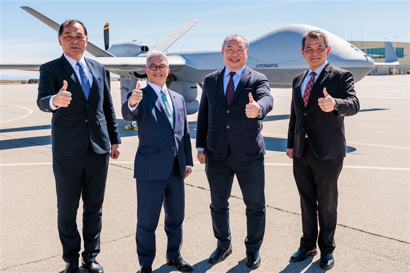 徐斯儉、俞大㵢等人與MQ-9B無人機合影留念（圖／國防部提供）