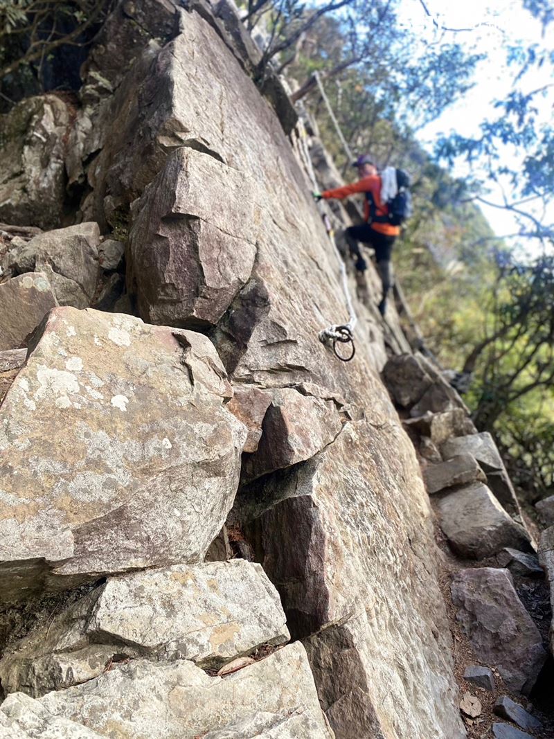 台中知名登山勝地「鳶嘴山」攀爬陡峭山壁都需靠救命繩,沒想到卻遭到惡意割斷。(圖/翻攝畫面)