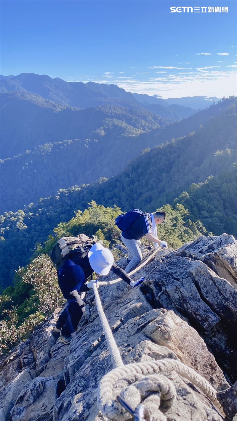該路段地勢陡峭、多岩屑坡,許多山友仰賴引導繩確保重心,繩索失效將直接威脅登山客的生命安全。(圖/翻攝畫面)