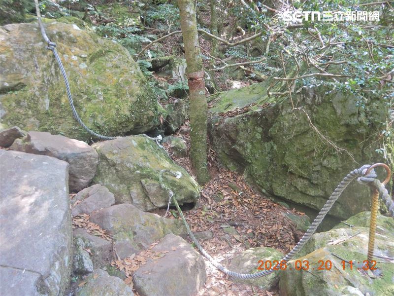 鳶嘴山「救命繩」遭割斷,山友面臨攀峭壁無繩可抓的危險狀況。(圖/翻攝畫面)